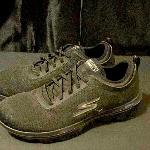 Sketchers Go Walk, all black! Used as indoor workout shoes! Size 7.5 - Picture 1 of 1